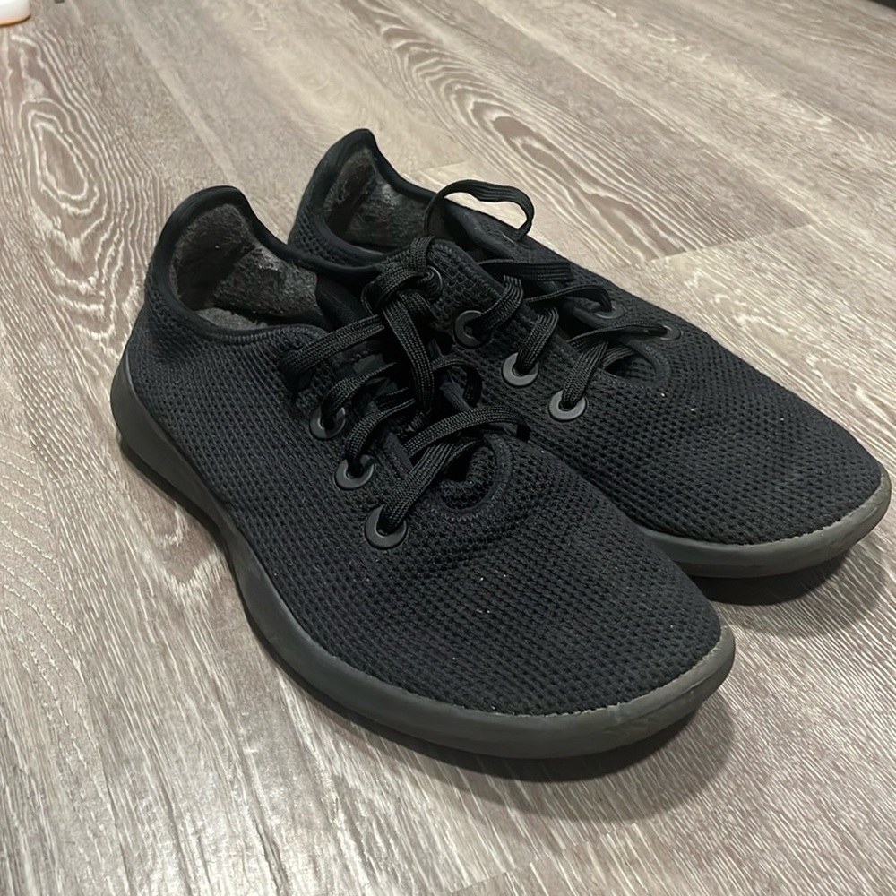 ALLBIRDS SNEAKERS LOW TOP RUNNING SUPER COMFORTABLE AND WASHABLE